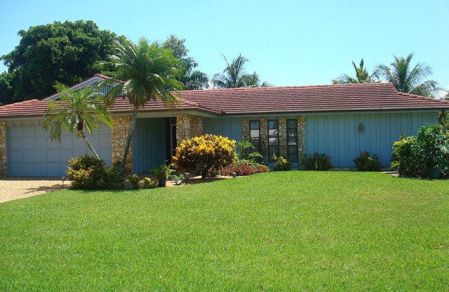 Beautiful Naples home, walk to private beach!