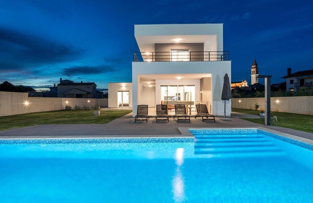 Beautiful new Villa Miramar plot area1600m2 with pool near Pula!