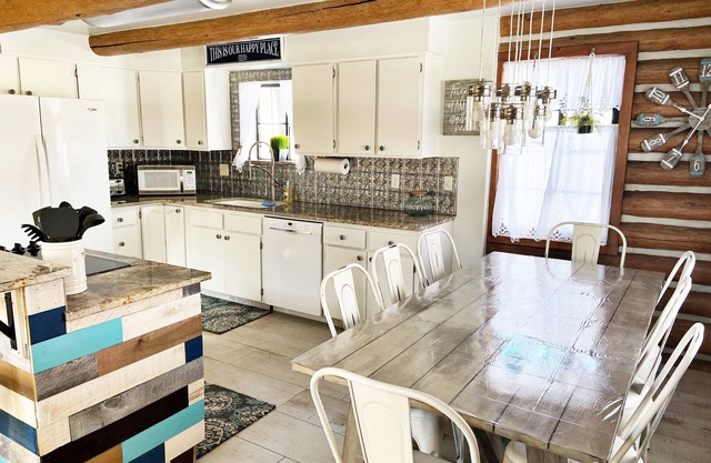 Beautiful newly renovated cabin directly across from Bear Lake.