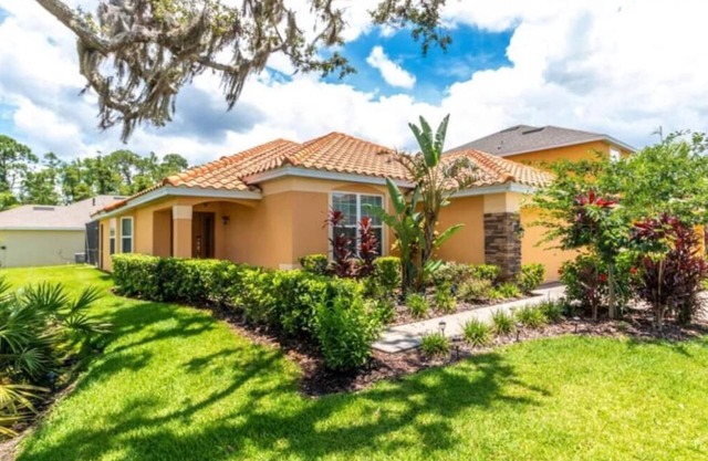 Beautiful one story w/pool home. Near Disney!