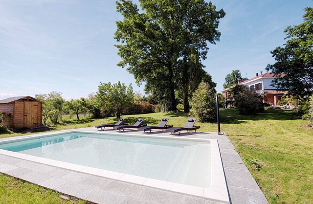 Beautiful private villa for 9 people with A/C, WIFI, private pool, TV, patio and pets allowed