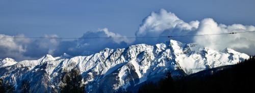 Beautiful Pemberton Valley 1 bedroom suite with king size bed WIFI cable TV complimentary parking walk to Village gorgeous views of Mount Currie