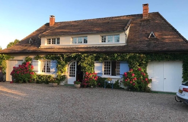 Beautiful Perigourdine style house. Sleeps 12. Private pool. 2 acre garden.