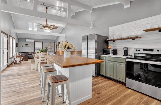 Beautiful Poconos Getaway with Game room ,Hot Tub, and Fire pit