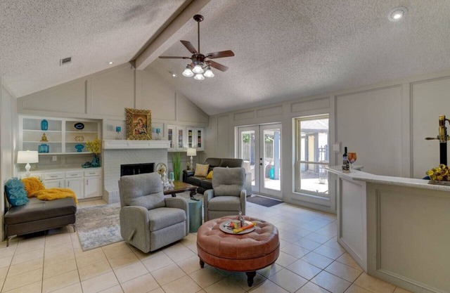 Beautiful Pool! Relaxing Spacious Home