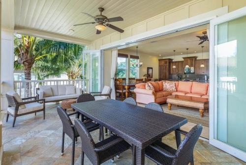 Beautiful Poolside Villa Open Layout With Pool Fitness and Beach Access