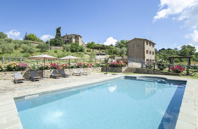 Beautiful private villa for 7 guests with WIFI, private pool, TV, patio and parking