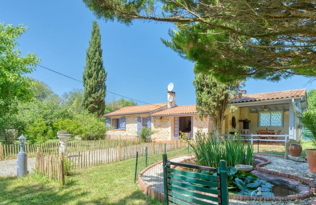 Beautiful private villa for 6 guests with WIFI, TV, terrace, pets allowed and parking