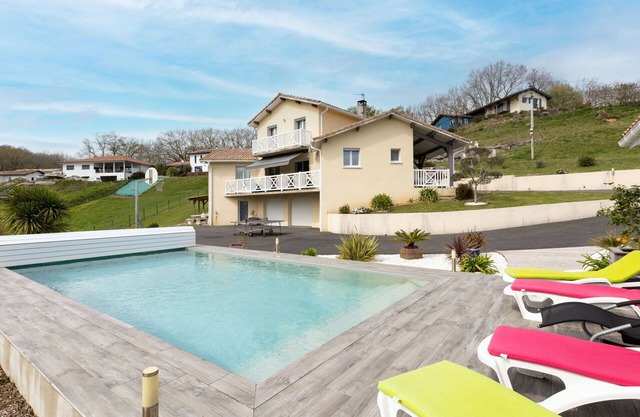 Beautiful private villa for 8 guests with pool, A/C, WIFI, TV, terrace and parking