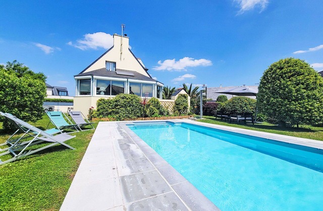 Beautiful private villa for 8 guests with WIFI, private pool, TV, terrace, pets allowed and park.