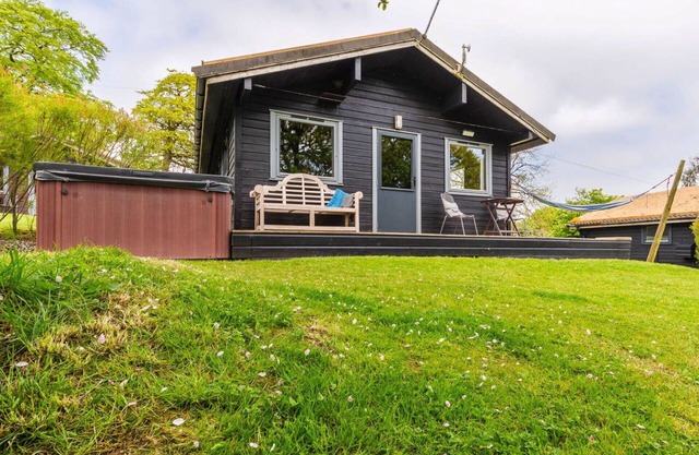 Beautiful private villa with hot tub, WIFI, TV, terrace, pets allowed and panoramic view