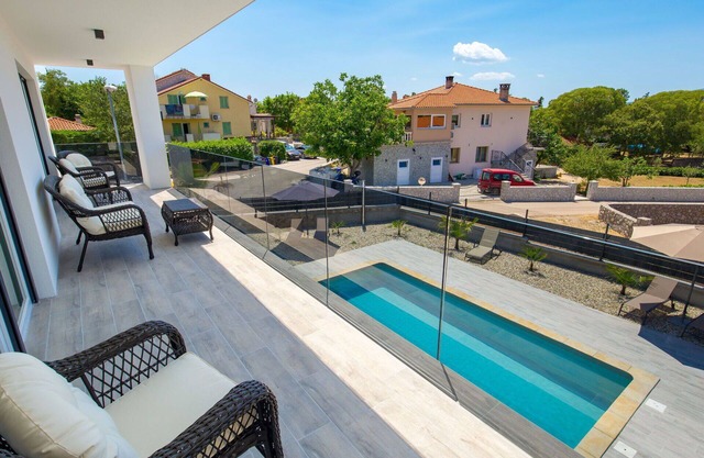 Beautiful private villa for 10 guests with WIFI, A/C, private pool, TV, terrace and parking