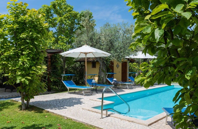 Beautiful private villa for 6 guests with WIFI, private pool, A/C, TV, patio and parking
