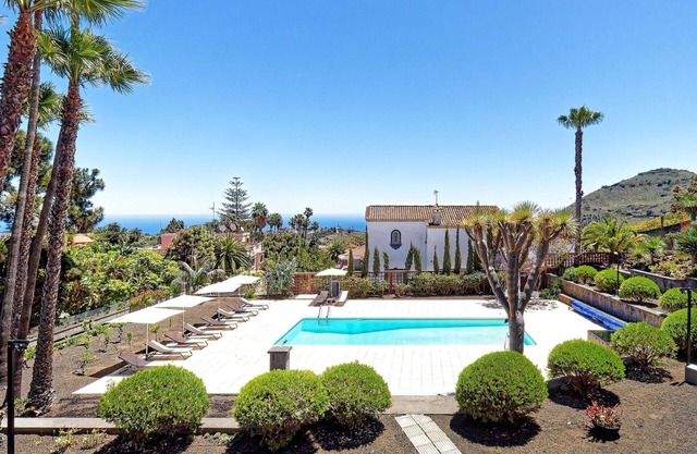 Beautiful private villa with WIFI, private pool, A/C, TV, patio, pets allowed and parking