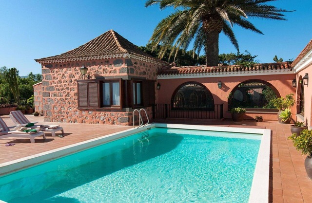 Beautiful private villa for 10 guests with private pool and TV