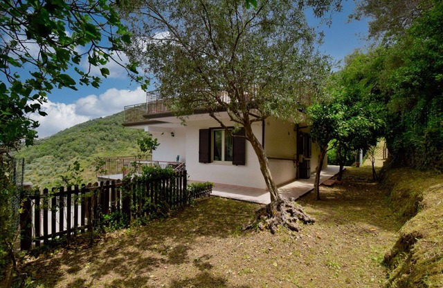 Beautiful private villa for 6 guests with hot tub, A/C, WIFI, TV, terrace, pets allowed and park.