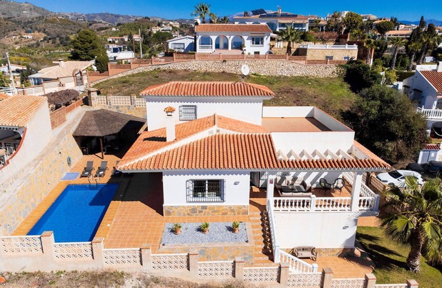 Beautiful private villa for 7 people with WIFI, private pool, A/C, TV and terrace