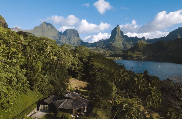 Beautiful Private Home with Stunning Views of Opunohu Bay