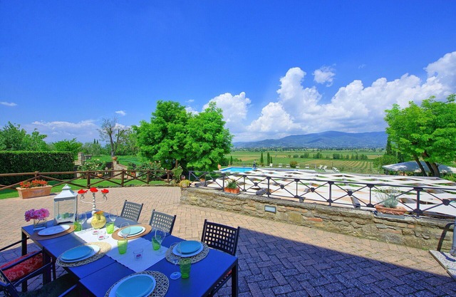 Beautiful private villa with hot tub, A/C, WIFI, private pool and panoramic view, close to Cortona