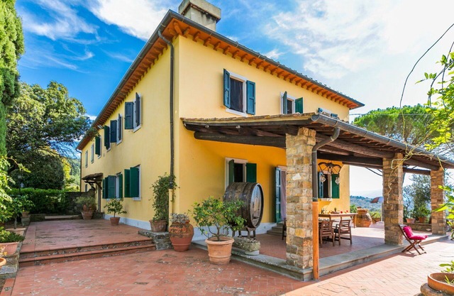 Beautiful private villa for 10 guests with WIFI, TV, terrace, panoramic view and parking