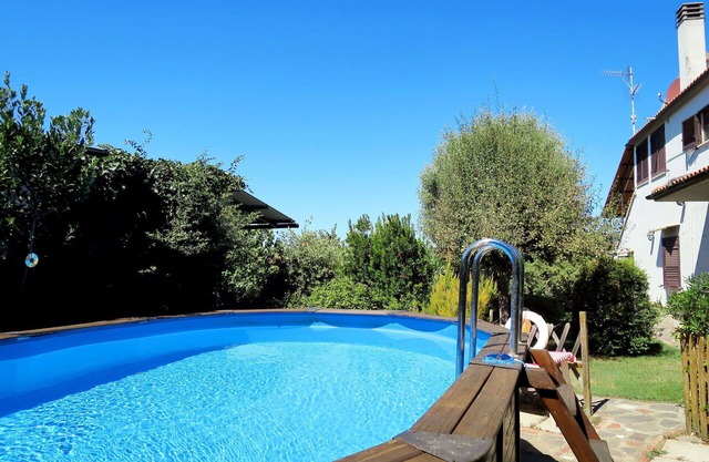 Beautiful private villa for 6 guests with WIFI, pool, TV, terrace, pets allowed and parking