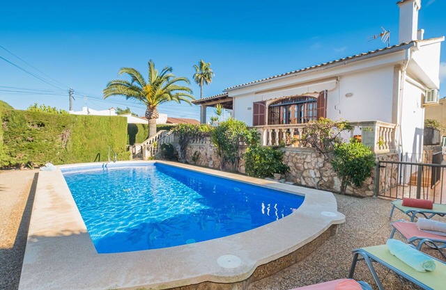 Beautiful private villa for 6 people with private pool, A/C, WIFI, TV, patio and parking