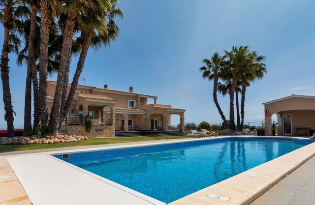 Beautiful private villa with WIFI, private pool, A/C, TV, patio, pets allowed and parking