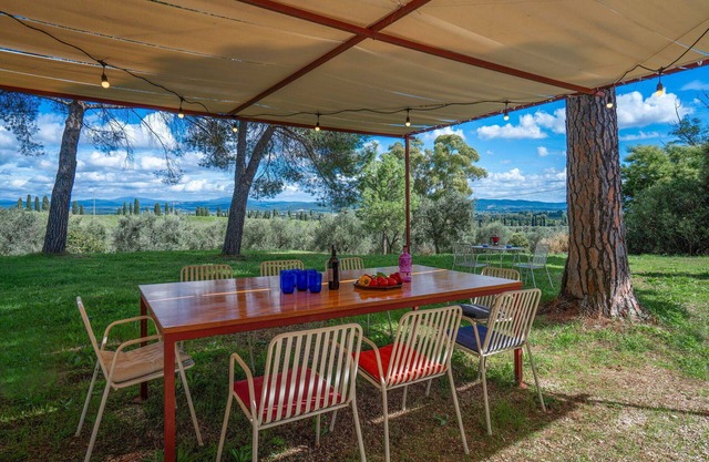 Beautiful private villa for 11 people with WIFI, A/C, TV, patio and parking