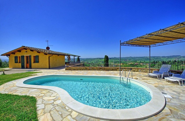 Beautiful private villa with A/C, private pool, WIFI, TV, terrace, pets allowed and panoramic view