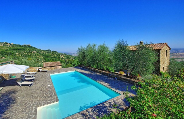 Beautiful private villa for 8 people with WIFI, private pool, patio and panoramic view