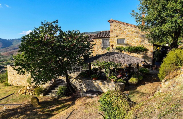 Beautiful private villa with WIFI, private pool, TV, patio and panoramic view, close to Cortona