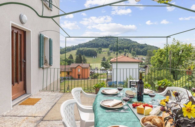 Beautiful private villa for 6 people with TV and patio