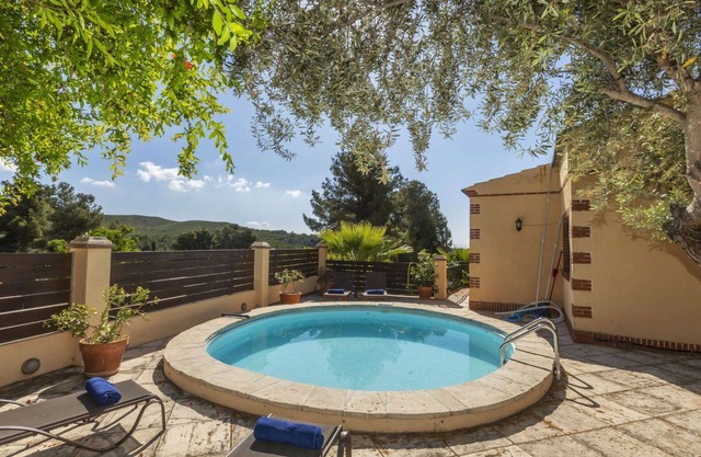 Beautiful private villa for 8 people with private pool, WIFI, TV, patio and parking