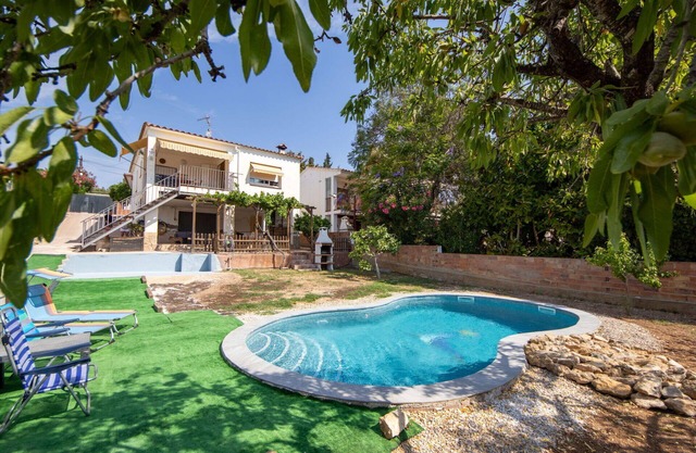 Beautiful private villa for 4 guests with A/C, private pool, WIFI, TV and patio