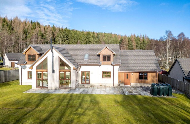 Beautiful private villa for 8 people with WIFI, TV, patio and parking