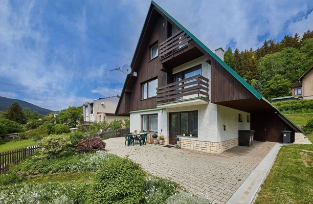Beautiful private villa for 15 people with WIFI, TV, patio, pets allowed and parking