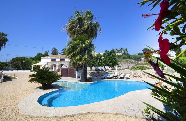 Beautiful private villa for 8 people with A/C, hot tub, WIFI, private pool, TV, patio and parking