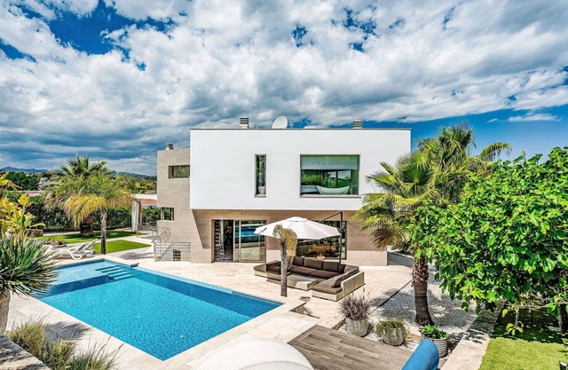 Beautiful private villa for 8 guests with A/C, WIFI, hot tub, private pool, TV and patio