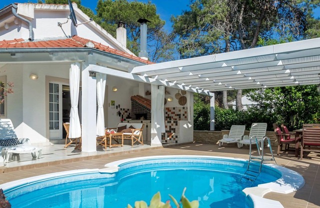Beautiful private villa for 6 people with WIFI, private pool, A/C, TV, patio and parking