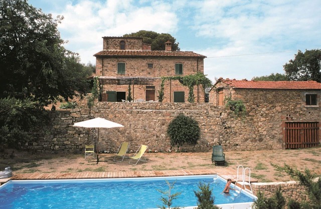 Beautiful private villa with WIFI, private pool, veranda, pets allowed and parking, close to Are.