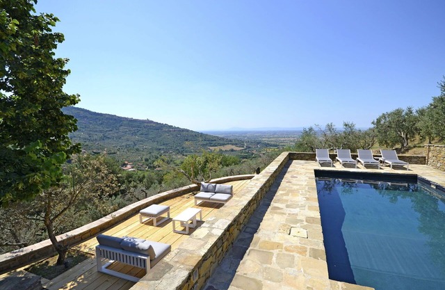 Beautiful private villa for 8 guests with private pool, WIFI, A/C, TV, patio and panoramic view