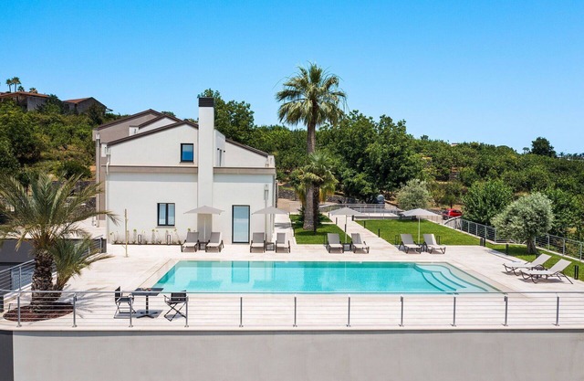 Beautiful private villa with private pool, A/C, WIFI, TV, terrace, panoramic view and parking