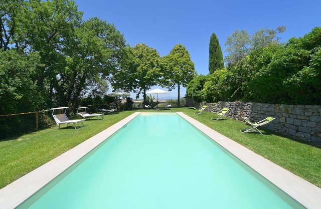 Beautiful private villa for 8 people with private pool, hot tub, WIFI, TV, balcony and pets allo.