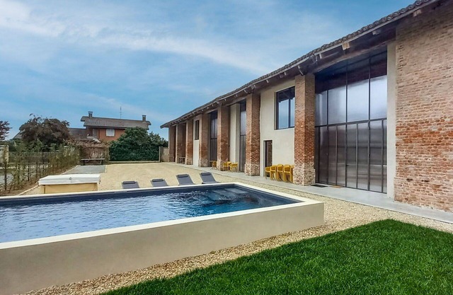 Beautiful private villa for 14 guests with hot tub, A/C, private pool, WIFI, TV, patio and parking
