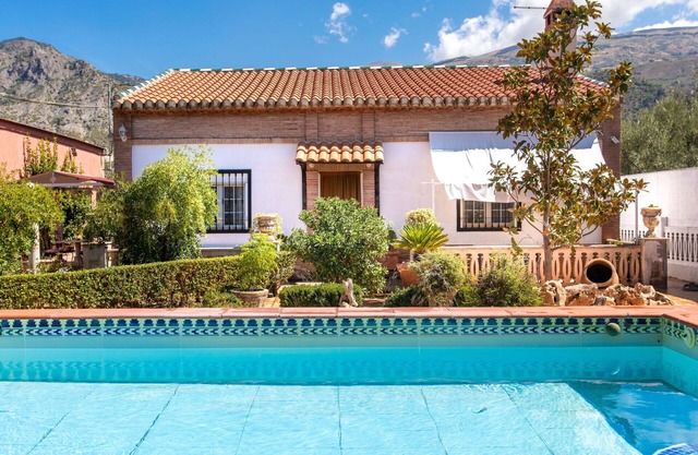 Beautiful private villa for 6 guests with private pool, WIFI, A/C, TV and patio