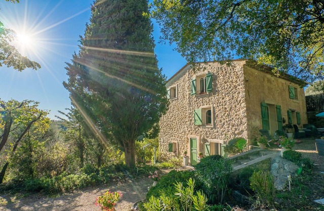 Beautiful private villa for 6 guests with private pool, WIFI, TV, patio, pets allowed and parking