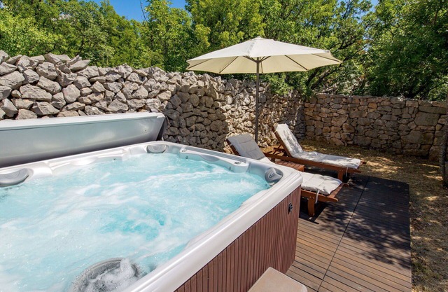 Beautiful private villa for 6 people with A/C, hot tub, WIFI, TV, terrace, pets allowed and park.