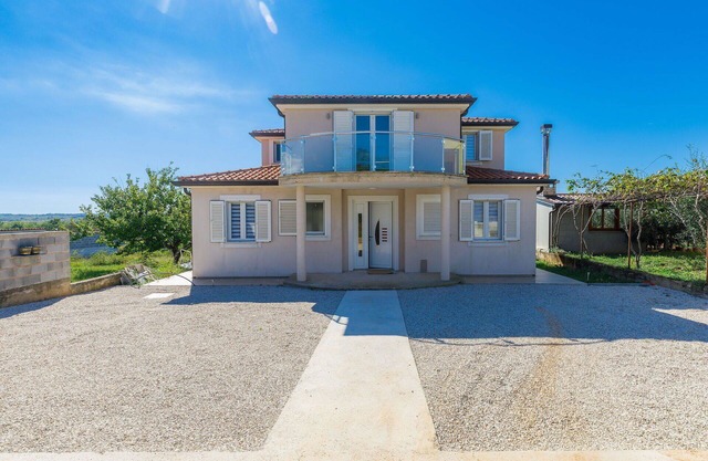 Beautiful private villa for 8 people with private pool, WIFI, A/C, TV and terrace