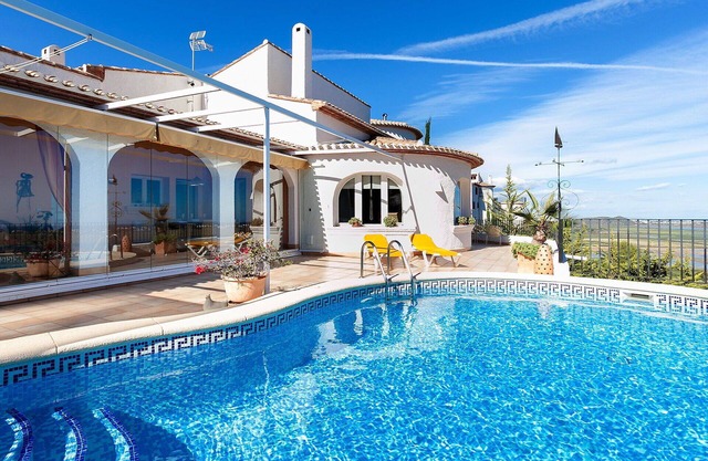 Beautiful private villa for 10 people with private pool, WIFI, A/C, TV and terrace