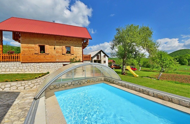Beautiful private villa for 5 guests with WIFI, pool, TV, terrace, pets allowed and panoramic view